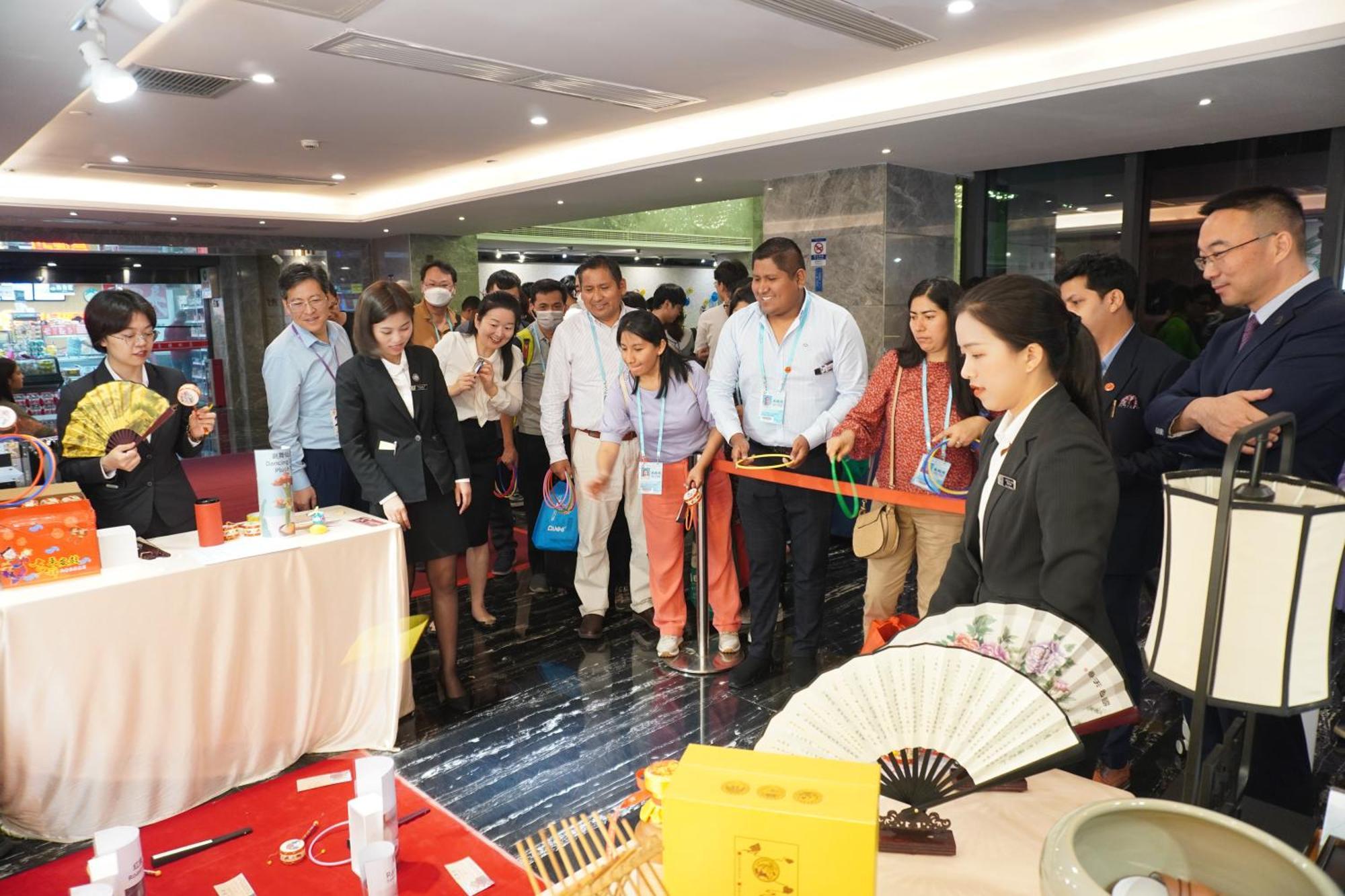 La Perle International Hotel - Free Shuttle Between Hotel And Exhibition Center During Canton Fair & Exhibitor Registration Counter Zewnętrze zdjęcie